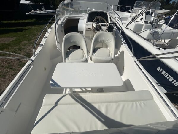 <strong>WHITE SHARK</strong></br>SUN DECK 248 – Image 6