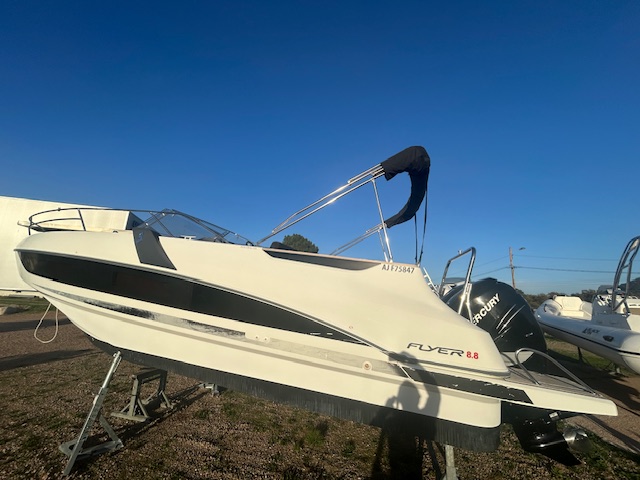 <strong>BENETEAU</strong></br>FLYER 8.8 SUNDECK – Image 4