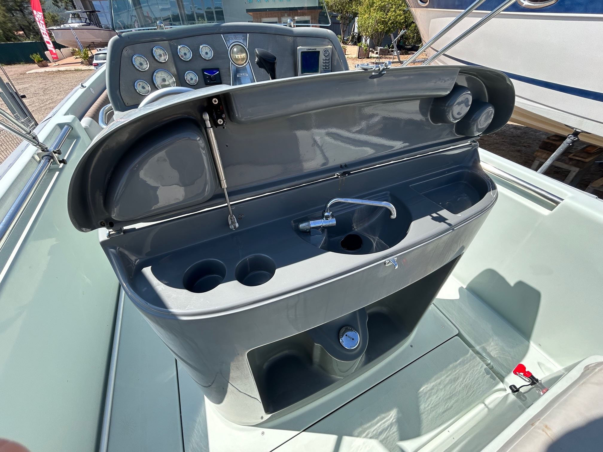 <strong>EXPRESSION</strong></br>25 – Image 5