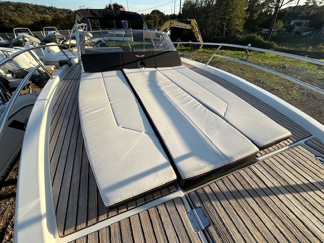 <strong>BENETEAU</strong></br>FLYER 8.8 SUNDECK – Image 9