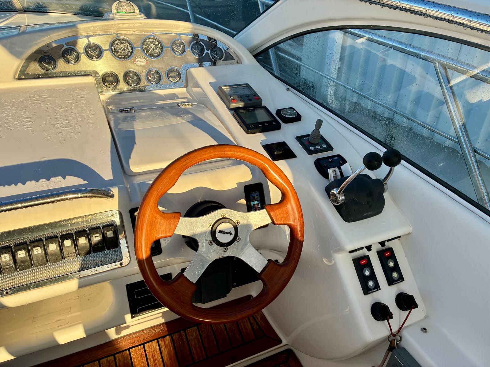 <strong>WINDY</strong></br>40 BORA – Image 10