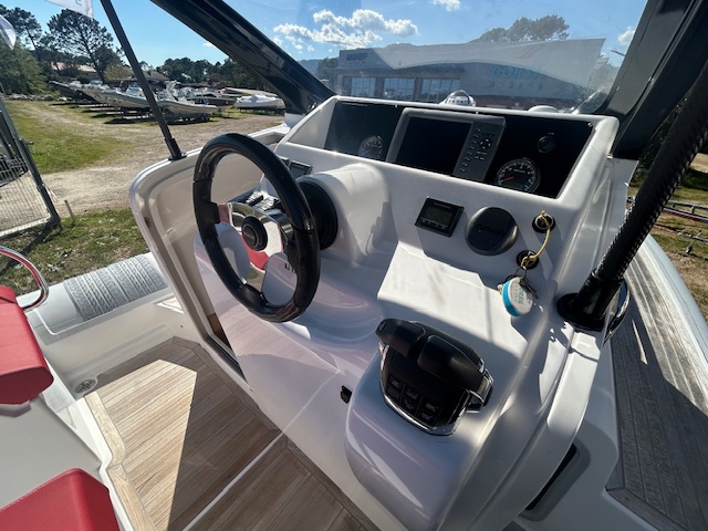 <strong>PIRELLI</strong></br>PZERO 1100 CABIN – Image 10